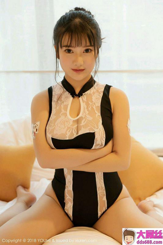 巨乳嫩模小尤奈私房白色蕾丝内衣半脱露豪乳极致诱惑写真