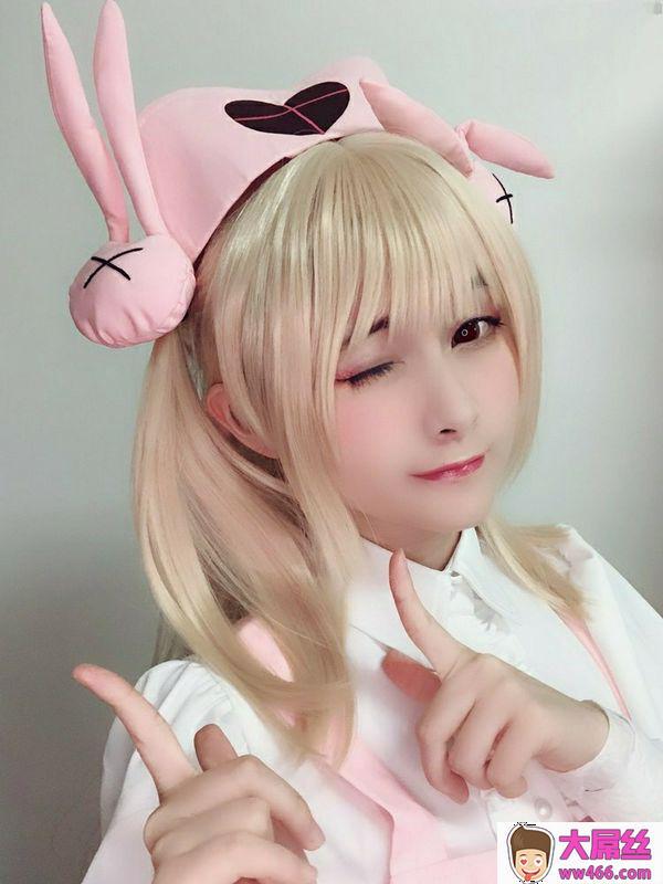 可爱的cosplay女孩