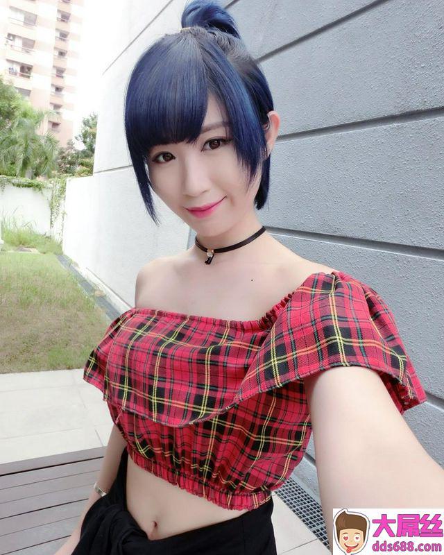 李佩怡迷人魅惑电眼收服粉丝的心！