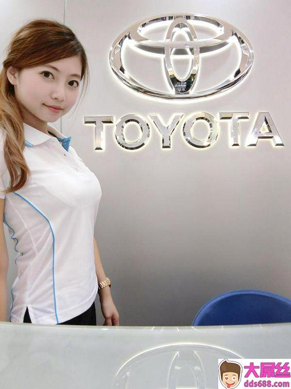 TOYOTA新庄营业所正妹业务沈佳柔，黑丝长腿生活照还小露酥胸：该去买车了