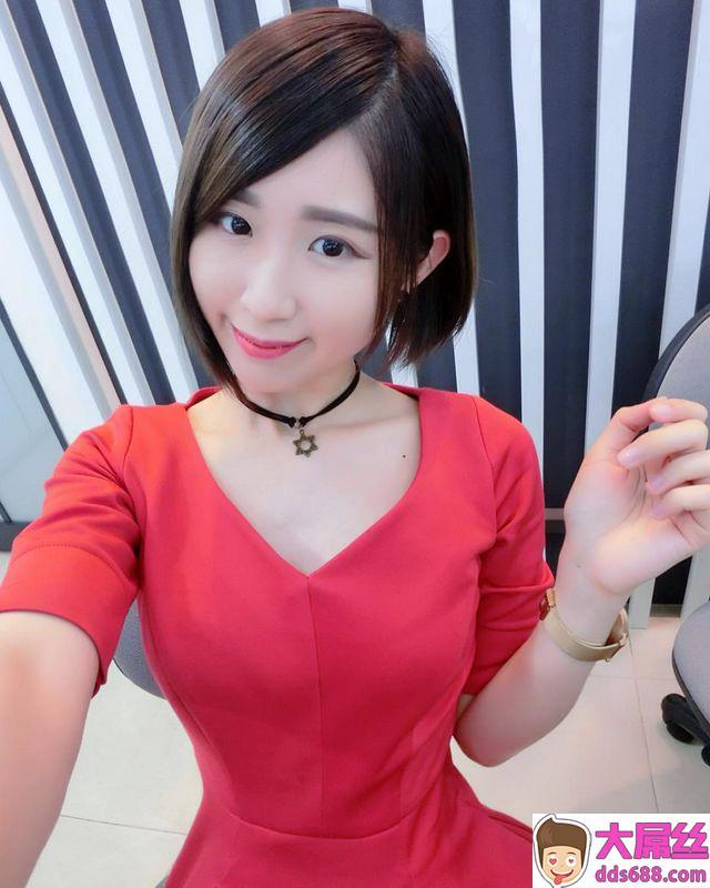 李佩怡迷人魅惑电眼收服粉丝的心！