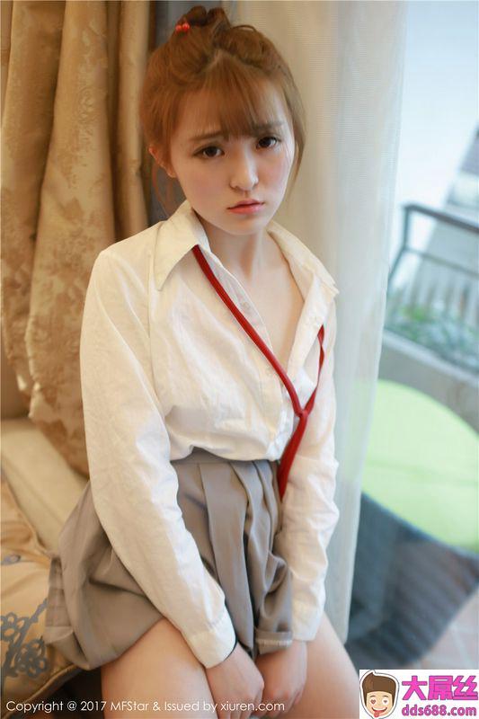 萌萌哒美女伊小七MoMo私房制服写真