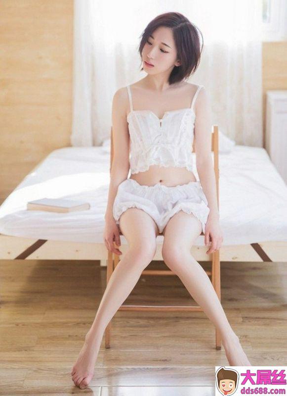 吊带美女骨感身材性感撩人写真