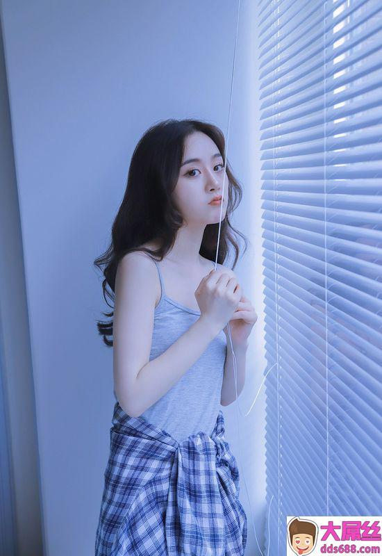 床上吊带美女迷人曲线性感写真