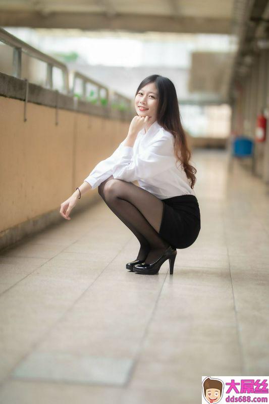 台湾腿模丝袜高跟鞋美腿外拍DollyLiuOL黑丝高跟美腿