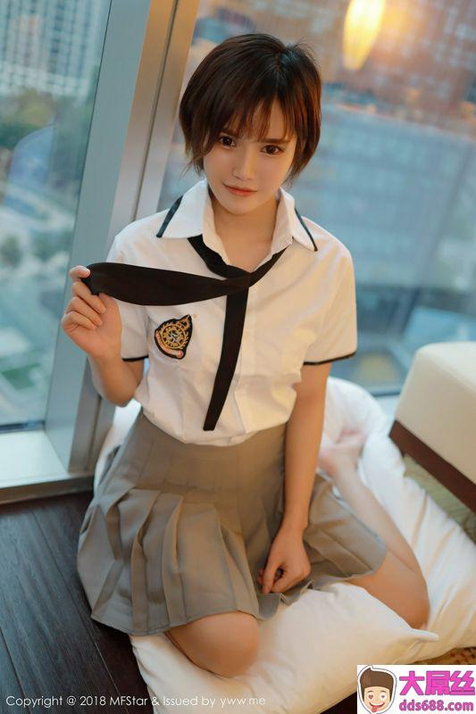 嫩模小姿2002私房学生制服半脱白衬衣露性感美胸写真