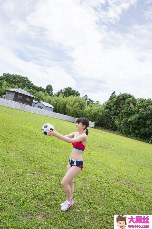 运动足球少女香肩美腿户外诱惑沢村りさ