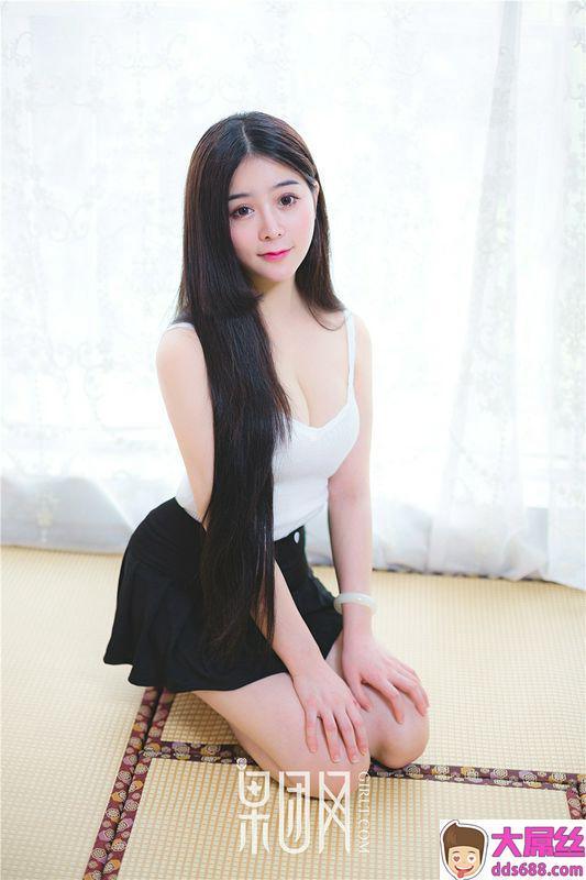 90后美女小伊伊清纯的写真