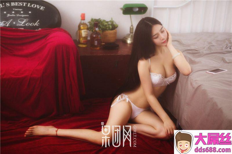 90后美女小伊伊清纯的写真