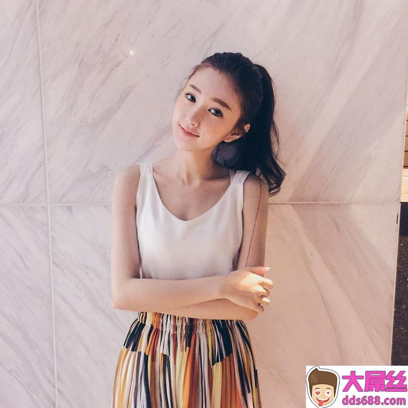 大学生了没妹子~许酸酸~短裙照秀纤细美腿笔直又细完全无赘肉